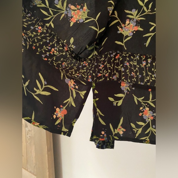 Saint Tropez West Long Sleeve Floral Blouse Sz M - Picture 7 of 7